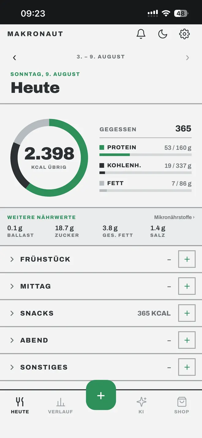 Tagesansicht der App: Kalorienring mit den verbleibenden Kalorien, daneben Balken für Protein, Kohlenhydrate und Fett, darunter die Mahlzeiten des Tages.